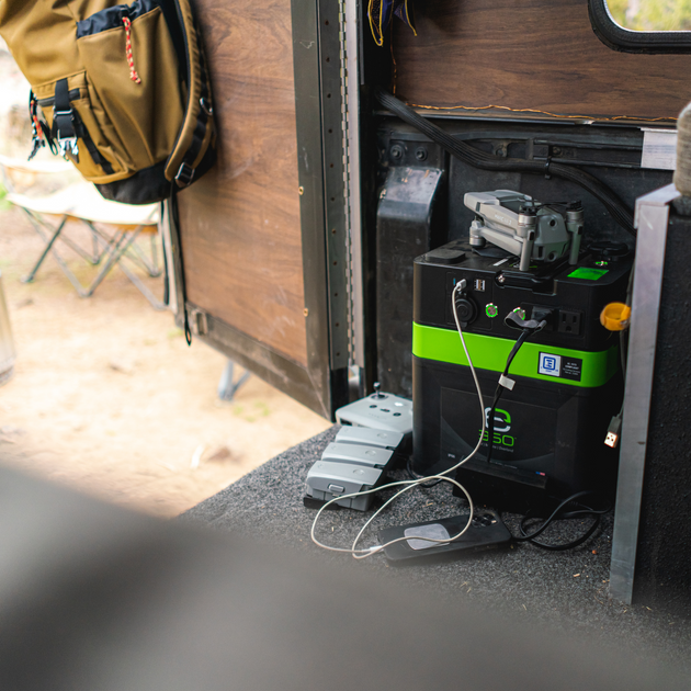 AURA Powercap 80Ah battery with 600W inverter output and charging port.